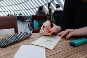 就職準備金の貸付を受ける際、連帯保証人がいない場合はどうすればいい？